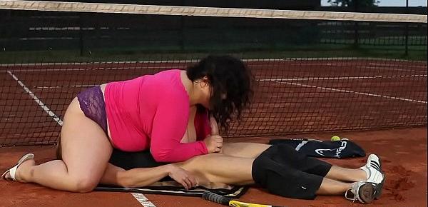  Real plumper queening her tennis trainer